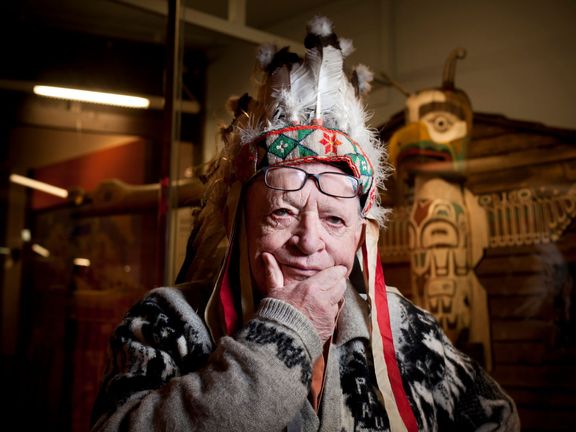 Miloslav Stingl, český cestovatel, etnograf a spisovatel v Náprstkově muzeu v Praze. Je čestným náčelníkem indiánského kmene Kikapú (Na snímku z 9. prosince 2010)
