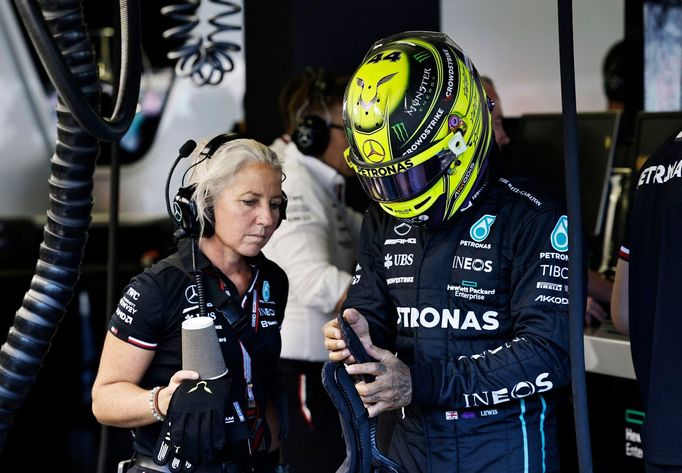 Angela Cullenová a Lewis Hamilton v boxech týmu F1 Mercedes