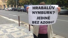Demonstranti v Praze před úřadem Středočeského kraje