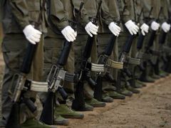 Karenská povstalecká armáda (na snímku) zbraně neskládá