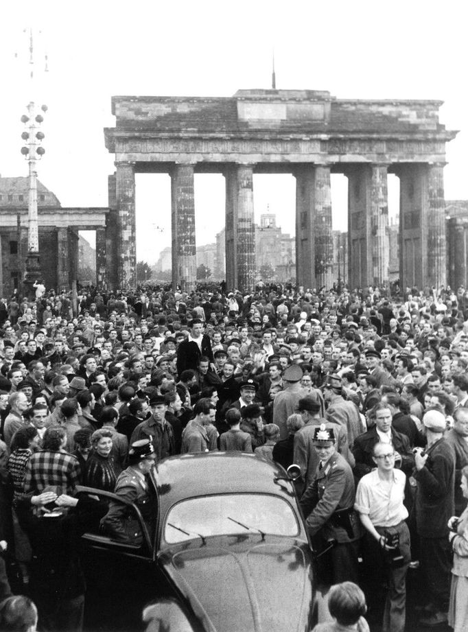 Demonstranti před Brandeburskou branou. Záběr z povstání 17. června 1953 ve Východním Berlíně.