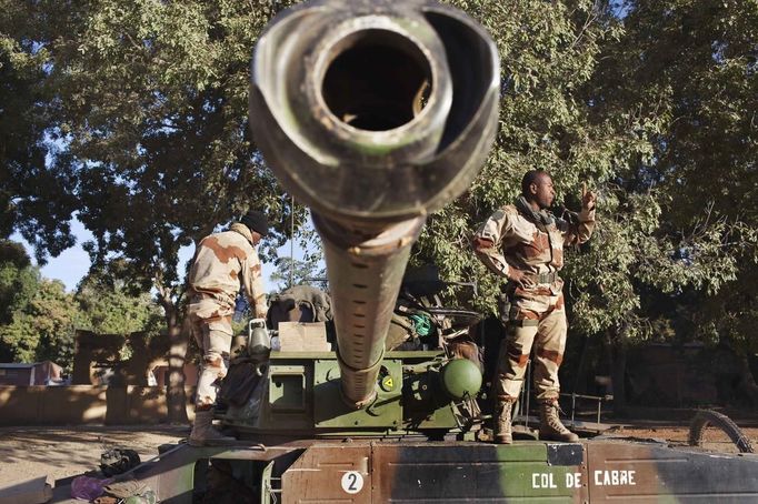 French soldiers stand on a tank in Niono January 20, 2013. France and West African leaders called on Saturday on other world powers to commit money and logistical support for African armies readying their troops to join French soldiers already battling al Qaeda-linked militants in Mali. REUTERS/Joe Penney (MALI - Tags: CIVIL UNREST POLITICS MILITARY CONFLICT) Published: Led. 20, 2013, 10:34 dop.