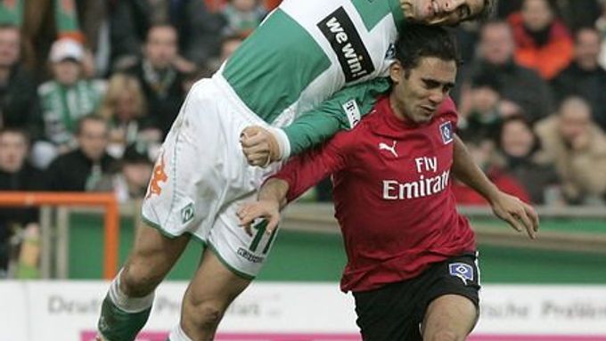 Miroslav Klose z Brém (vlevo) v hlavičkovém souboji s hráčem Hamburku Juanem Pablem Sorinem.