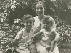 Vilma Grünwaldová se synem Janem a Míšou.