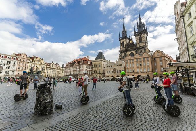 Turisté na vozítkách segway na Staroměstské náměstí v Praze