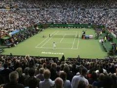 Zaplněná Rod Lave Arena sleduje finále Australian Open mezi Rogerem Federerem a Fernandem Gonzalezem.