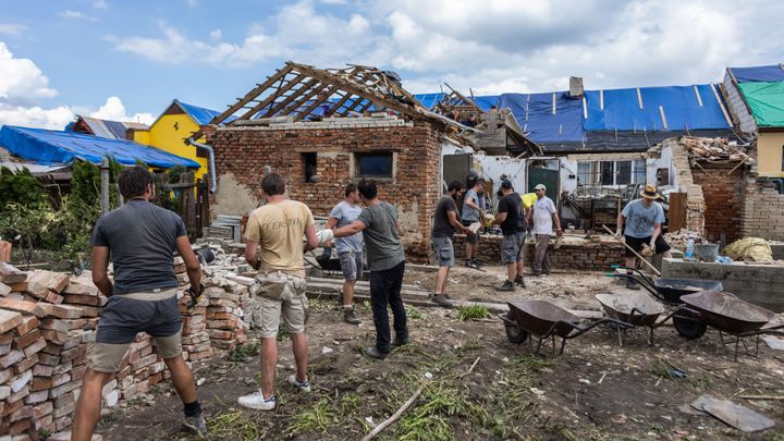 Příběhy dobrovolníků: Na Moravu poslal úspory na protézu, další navařila obědy; Zdroj foto: Tomáš Škoda