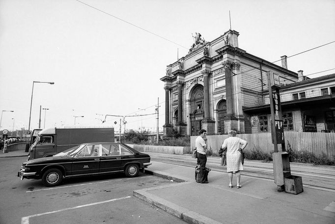 Ukázka z knihy "Přidušené město", která obsahuje unikátní snímky fotografů Karla Bucháčka a Miroslava Hlaváčka. Publikaci vydalo v roce 2023 nakladatelství PositiF