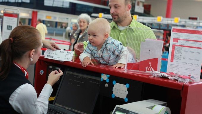 Platit v hotovosti za elektronickou letenku lze jen v kancelářích ČSA na terminálech ruzyňského letiště a v centru Prahy.