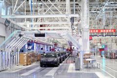 Tesla chce rozšířit svoji čínskou továrnu v Šanghaji. Auta z ní vozí i do Česka