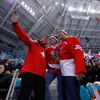Švýcarský a český fanoušek před zápase na ZOH 2018
