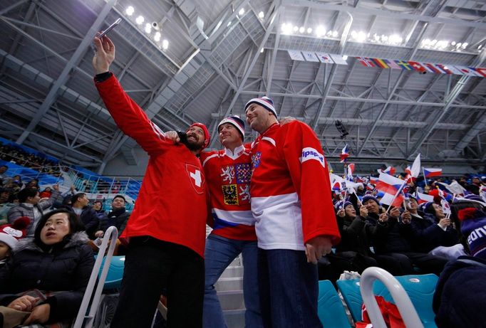 Švýcarský a český fanoušek před zápase na ZOH 2018