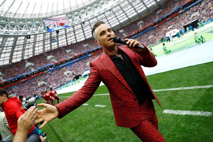 Robbie Williams zpívá na slavnostním zahájení fotbalového MS 2018 v Rusku.