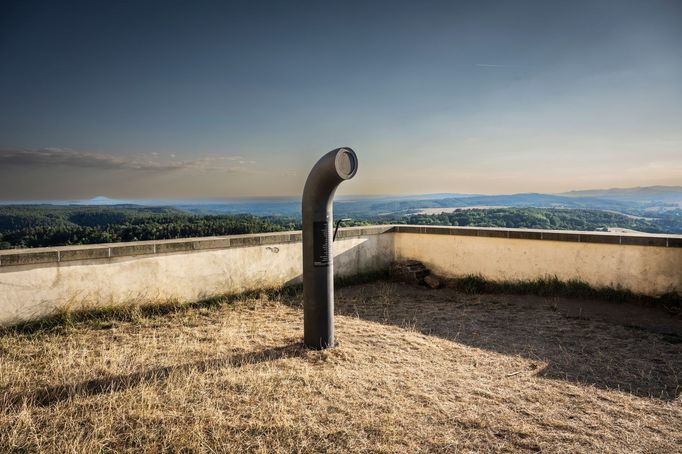 Poesiomat je jako mluvící socha. Stačí zatočit klikou a zaposlouchat se do básně nebo hudby.