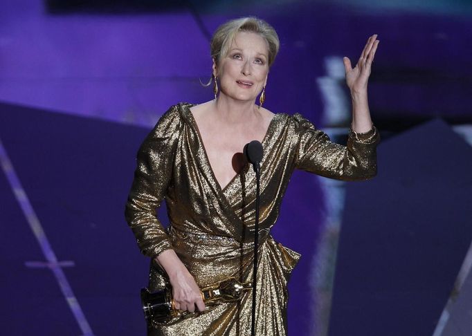 RNPS IMAGES OF THE YEAR 2012 - Actress Meryl Streep accepts the Oscar for Best Actress for her role in "The Iron Lady" at the 84th Academy Awards in Hollywood, California, February 26, 2012. REUTERS/Gary Hershorn (UNITED STATES) (OSCARS-SHOW) Published: Pro. 3, 2012, 1:06 dop.