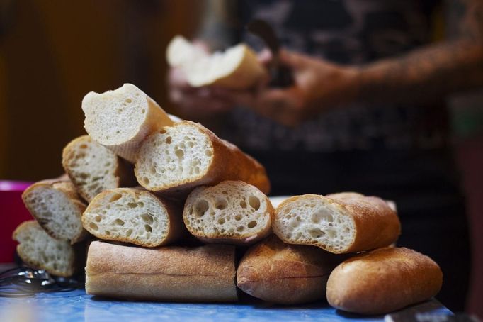 May Wollf, 28, a practising 'freegan', cuts scavenged bread in her kitchen in Vancouver, British Columbia April 11, 2012. A 'freegan' is someone who gathers edible food from the garbage bins of grocery stores or food stands that would otherwise have been thrown away. Freegans aim to spend little or no money purchasing food and other goods, not through financial need but to try to address issues of over-consumption and excess. Picture taken April 11, 2012. REUTERS/Ben Nelms (CANADA - Tags: SOCIETY) ATTENTION EDITORS PICTURE 10 OF 21 FOR PACKAGE 'DUMPSTER DIVING FOR FOOD' Published: Kvě. 15, 2012, 11:58 dop.