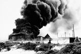 Hlavní útok na Midway začal vlnou náletů, kterou provedlo 108 japonských bombardérů. Americká základna a veškerá infrastruktura na atolu byla poškozená, ale nikoliv zničená.