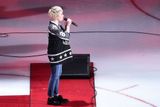 Všem přítomným před zápasem zazpívala Carly Rae Jepsen. Kanadská zpěvačka, jež naspívala hit Call me maybe.