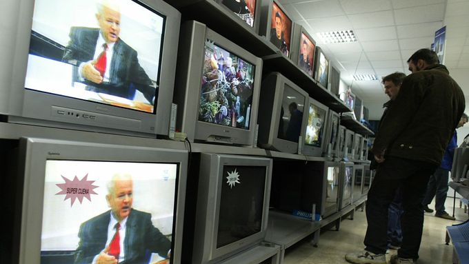 Zprávy o smrti Slobodana Miloševiče sledovali především lidé v zemích, kde byl nenáviděn. V Chorvatsku, Bosně, Albánii. Snímek je z obchodu s elektronikou v bosenské metropoli Sarajevu.