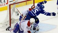 Mike Santorelli (25) slaví jeden ze tří gólů Toronta, na Canadiens to ale tentokrát bylo málo.