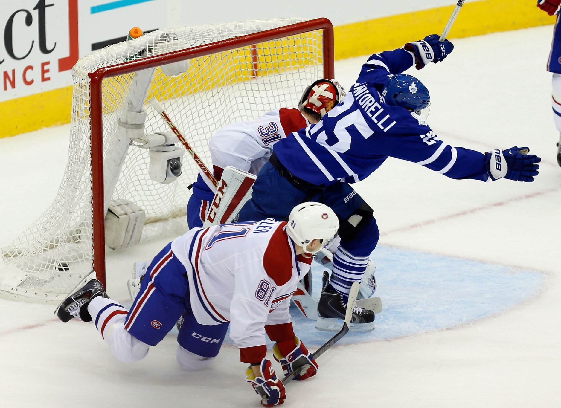 NHL, Toronto - Montreal: Mike Santorelli (25) slaví gól