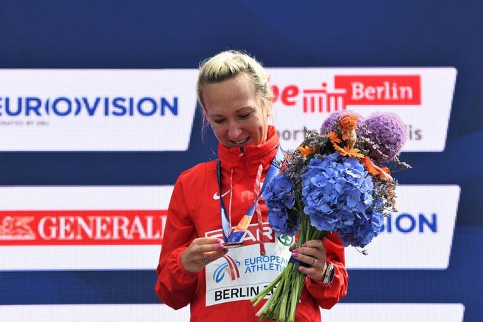 Eva Vrabcová-Nývltová s bronzem z maratonu na ME v atletice v Berlíně 2018.