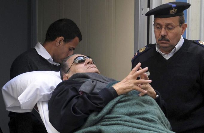 RNPS IMAGES OF THE YEAR 2012 - Former Egyptian president Hosni Mubarak lies on a gurney bed while leaving the courtroom at the police academy, where he is on trial, in Cairo January 2, 2012. REUTERS/Stringer (EGYPT - Tags: POLITICS CIVIL UNREST TPX IMAGES OF THE DAY) Published: Pro. 3, 2012, 1:01 dop.