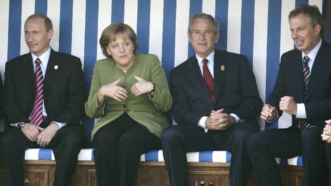 Rodinné foto v plážovém koši. Merkelová na Baltu Bushe přesvědčila.