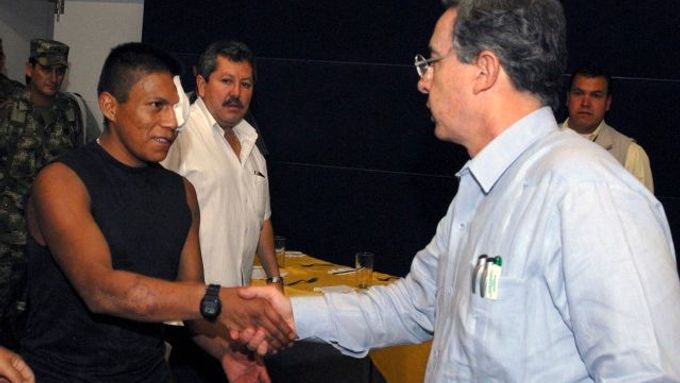 Isaza (vlevo) a kolumbijský prezident Álvaro Uribe