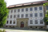 Škola T. G. Masaryka podle návrhu Ladislava Skřivánka v Sušici na Plzeňsku je zase příkladem architektury z 20. let 20. století. Dodnes se dochovalo i původní zdobení.