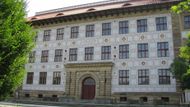 Škola T. G. Masaryka podle návrhu Ladislava Skřivánka v Sušici na Plzeňsku je zase příkladem architektury z 20. let 20. století. Dodnes se dochovalo i původní zdobení.