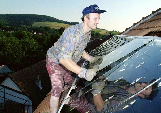 Instalace solárních kolektorů v Hostětíně v roce 1998