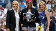 Martina Navrátilová, Serena Williamsová a Chris Evertová po finále US Open. Všechny tři hráčky získaly v kariéře osmnáct grandslamových titulů.