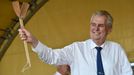 Prezident Miloš Zeman navštívil 29. května při své cestě po Jihomoravském kraji město Ivančice. V ruce drží plácačky na mouchy, které dostal od starosty města.