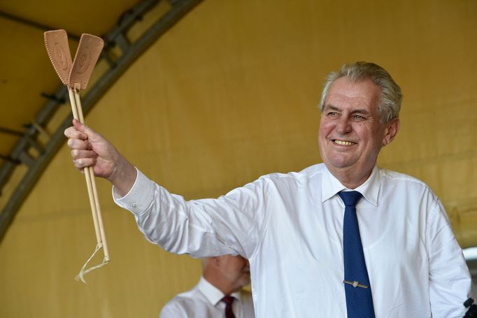 Prezident Miloš Zeman navštívil 29. května při své cestě po Jihomoravském kraji město Ivančice. V ruce drží plácačky na mouchy, které dostal od starosty města.