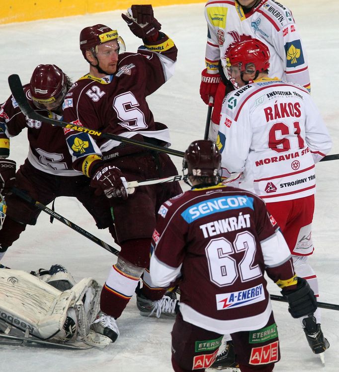 Hokej, extraliga, Sparta - Třinec: Radek Philipp (52) - Daniel Rákos (61)