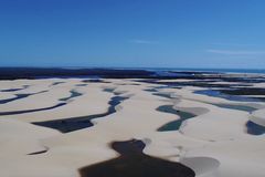 Když v brazilském národním parku zaprší, písečné duny se změní v laguny. Dá se v nich i koupat