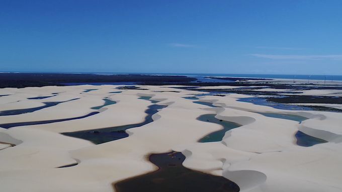 Lençóis Maranhenses leží na severu Brazílie u Atlantického oceánu. Národní park je známý bílými dunami. V období děšťů v nich vznikají laguny.