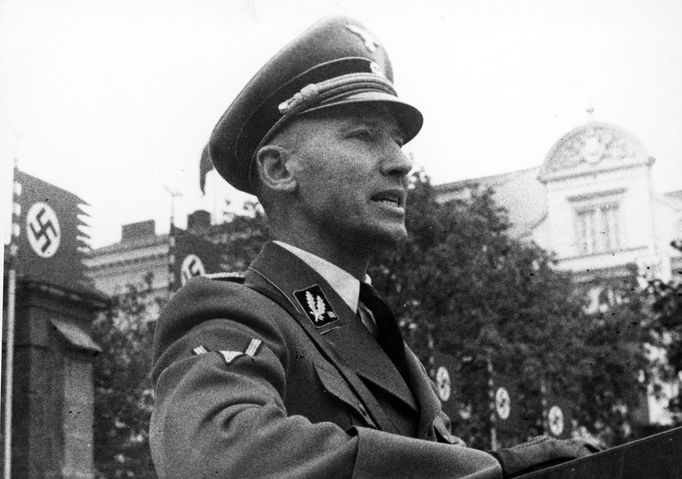 Otto von Wächter hovoří na Náměstí Adolfa Hitlera v Krakově, 1. září 1940.