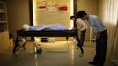 Students from Tianquanjiajing Funeral Service school bow in front of a plastic mannequin as they begin an undertaker service class in Jiaxing, Zhejiang province May 29, 2012. A new breed of young Chinese undertakers are fighting centuries-old taboos to gain social acceptance for their profession, saying they help the deceased and their families make their final parting with respect. There are more than 1,500 students across the country studying to become undertakers each year. Courses in funeral services take three years to complete and the service includes washing of the dead body as well as providing funeral make-up and dressing. Picture taken on May 29, 2012. REUTERS/Carlos Barria (CHINA - Tags: SOCIETY) ATTENTION EDITORS - PICTURE 02 OF 17 FOR PACKAGE 'FUNERAL SERVICE STUDENTS' Published: Čer. 7, 2012, 2:43 dop.