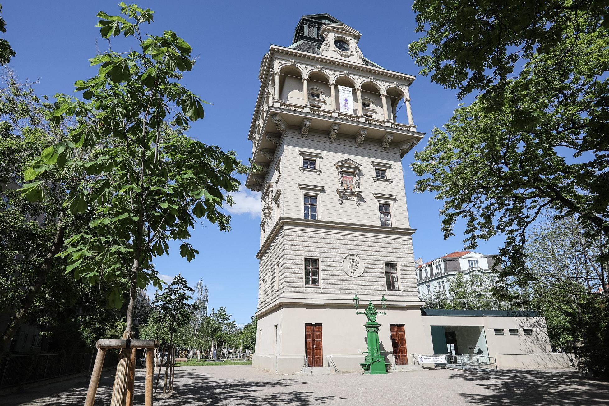 Vodárenská věž na Letné - komunitní knihovna a galerie