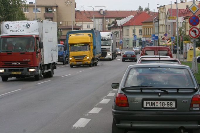 Příští měsíc se v Holicích začne stavět obchvat. Do dvou lety by už kamiony neměly náměstím projíždět