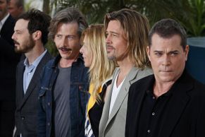 Foto: Brad Pitt dorazil do Cannes. Jako vymahač dluhů