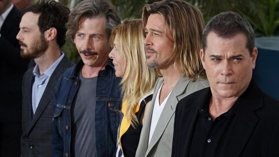 Foto: Brad Pitt dorazil do Cannes. Jako vymahač dluhů