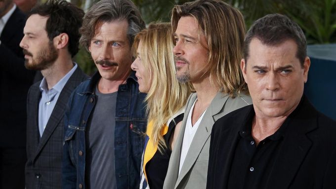 Foto: Brad Pitt dorazil do Cannes. Jako vymahač dluhů