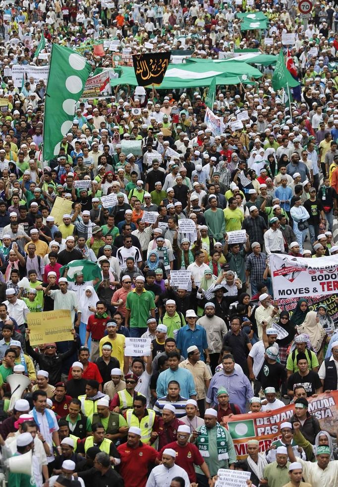 Muslim demonstrators march to the U.S. embassy in protest against an anti-Islam film made in the U.S. and cartoons in a French magazine mocking the Prophet Mohammad, in Kuala Lumpur September 21, 2012. REUTERS/Bazuki Muhammad (MALAYSIA - Tags: CIVIL UNREST RELIGION) Published: Zář. 21, 2012, 8:42 dop.