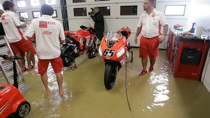 Mechanici Ducati se snaží dosta vodu z boxů v Misanu.