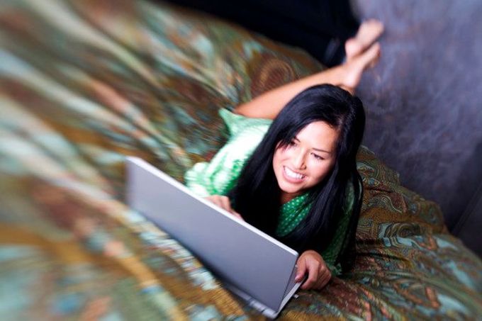Původně se psychologové domnívali, že internetová pornografie je záležitost, která se týká především mužů, ale v současné době se ukazuje, že ženy začínají muže výrazně dotahovat.