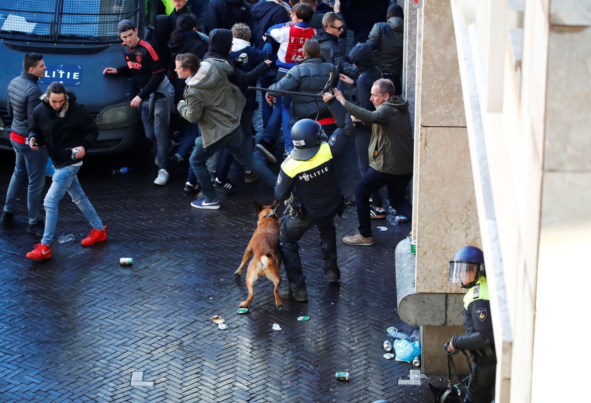 Policie před utkáním Ajaxu s Juventusem zasáhla proti fanouškům