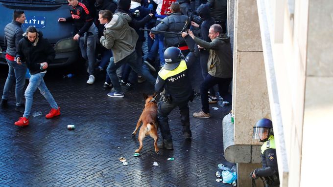 Policie před utkáním Ajaxu s Juventusem zasáhla proti fanouškům
